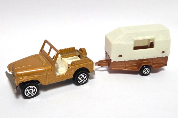 gebraucht! Majorette No.268 Jeep mit Viehanhänger gold Maßstab 1:54 - ganz leicht bespielt