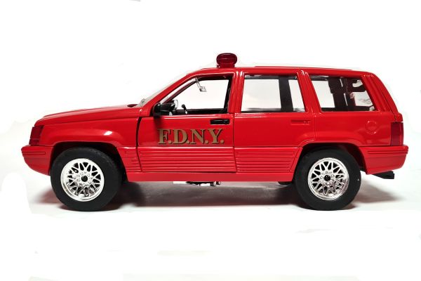 gebraucht! Solido 9006 Jeep Grand Cherokee Limited 4X4 1998 "FDNY" rot Maßstab 1:18 - fast wie neu