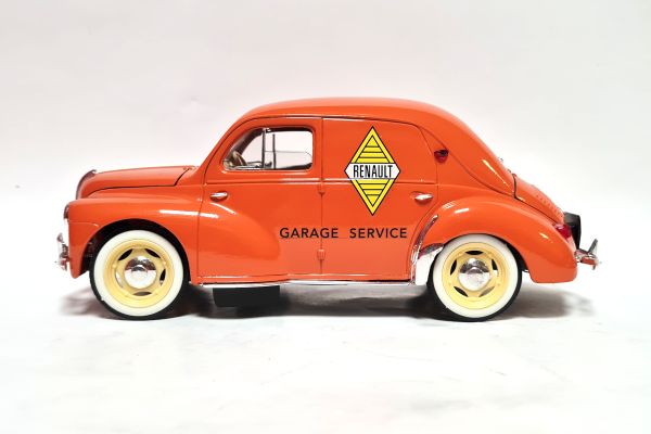 gebraucht! Solido Renault 4 CV 1954 "Renault Garage Service" orange Maßstab 1:18 - fast wie neu
